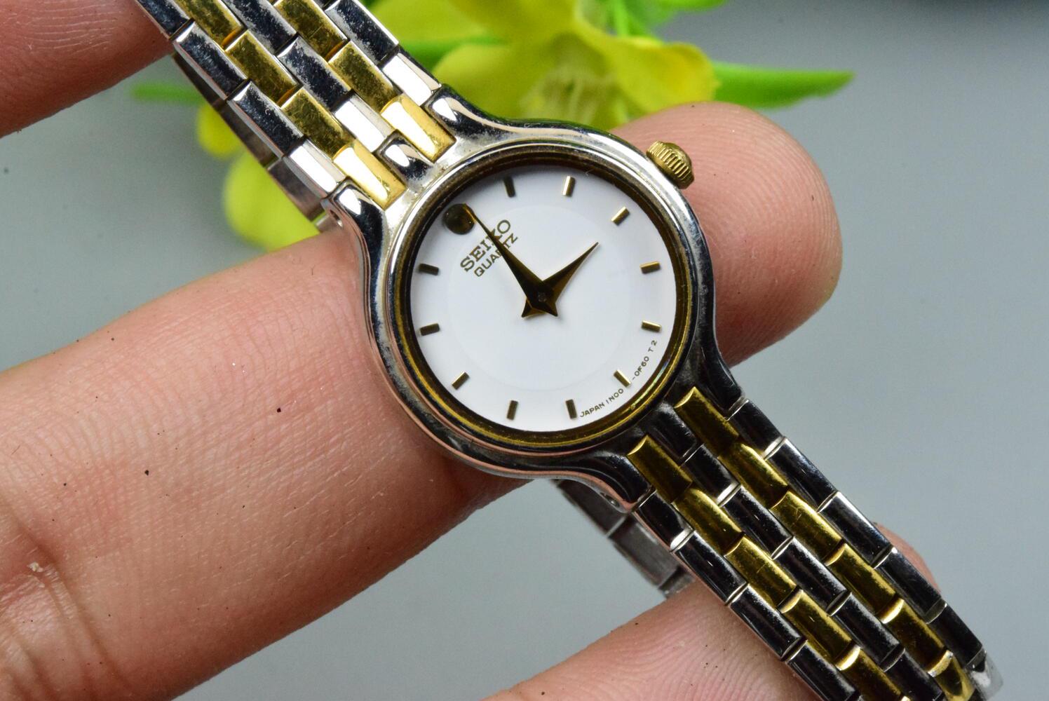 Vintage Seiko 1N00 0B30 White Dial Lady Quartz Integrated Bracelet 