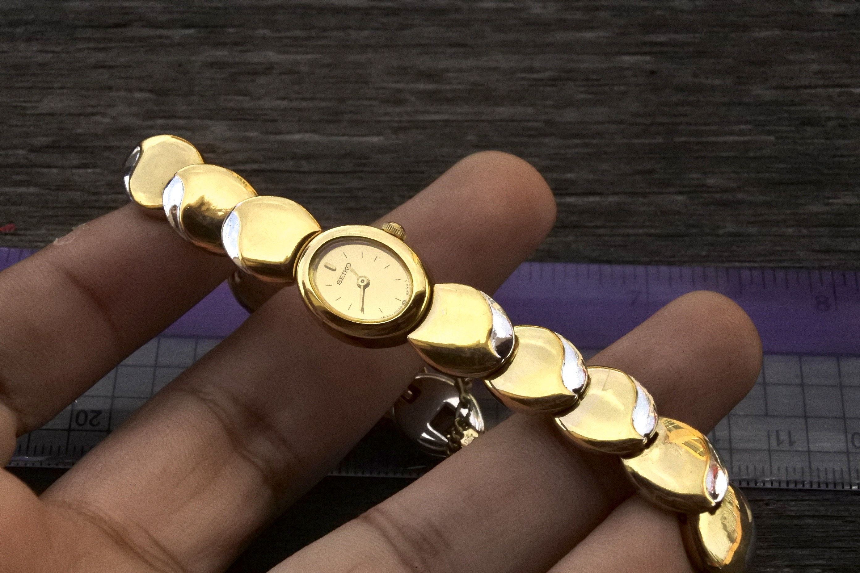 Vintage Seiko 1E20 5590 Yellow Dial Lady Quartz Watch Japan Vintage Seiko 1E20 5590 Yellow Dial Lady Quartz Watch Japan