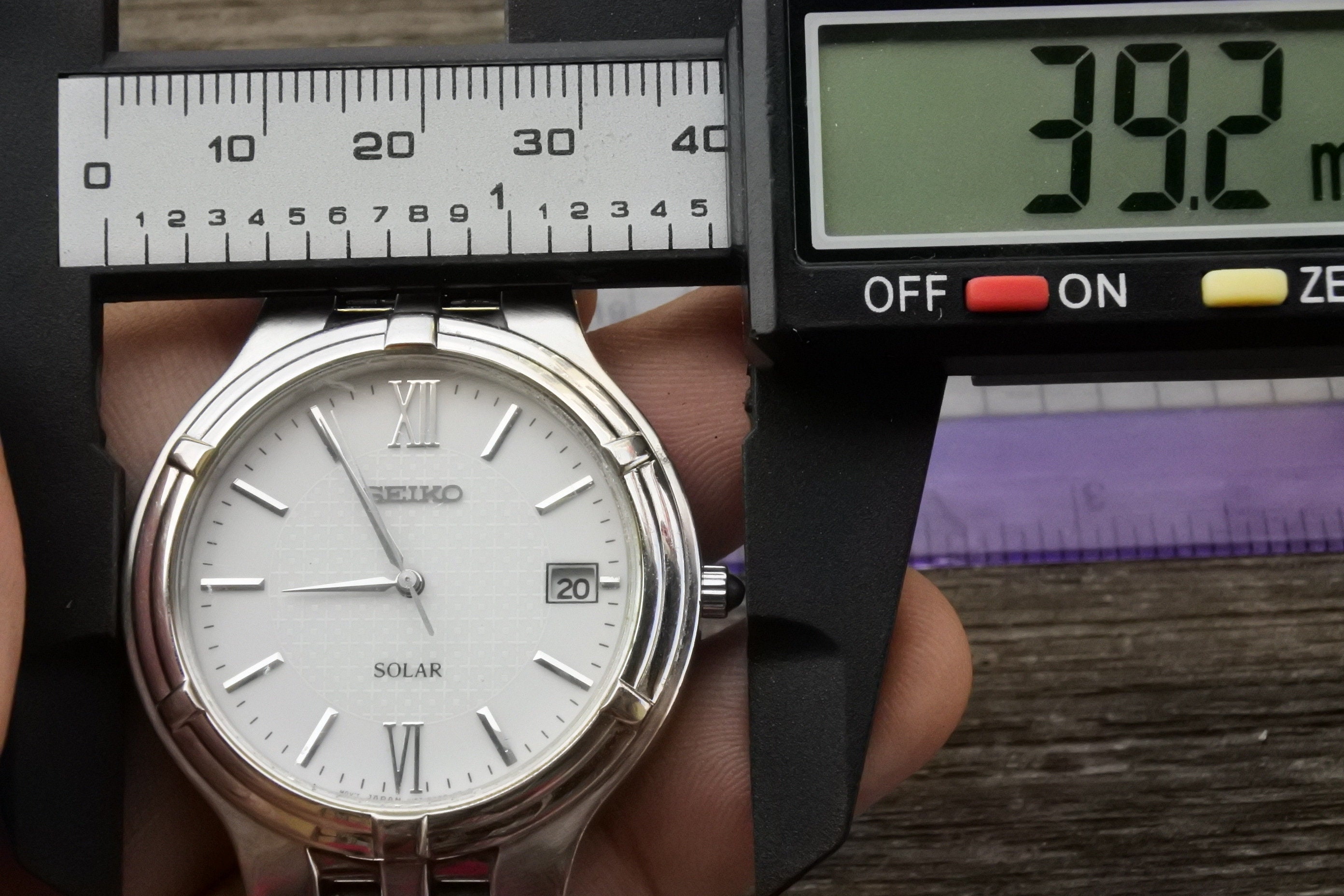 Seiko solar, V157-0AA0 R2, gold tone, white textured dial, vintage Used Seiko Solar Watch 100m V157-0AV0 for Sale in Miami, FL  main image 2