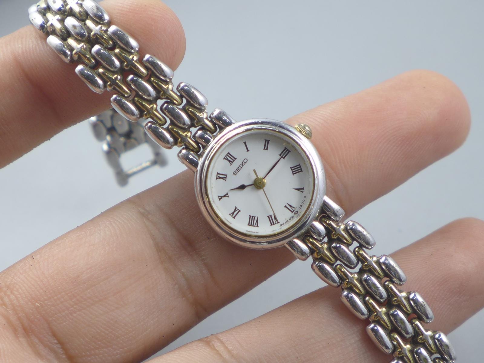 Vintage Seiko 1F21 0A30 Roman Numeric Dial Lady Quartz Watch Japan
