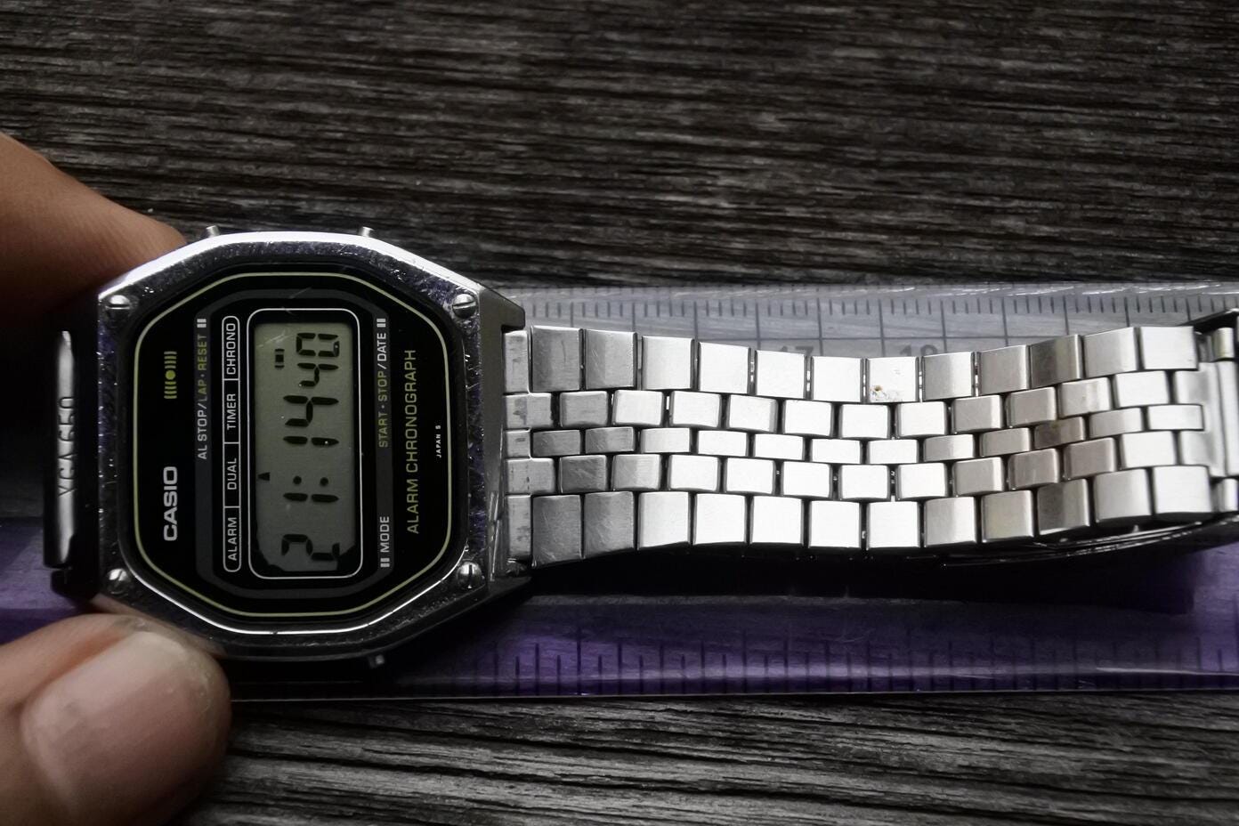 Vintage Casio 145 SA 52 Slim LCD DIGITAL Men Quartz Watch Japan