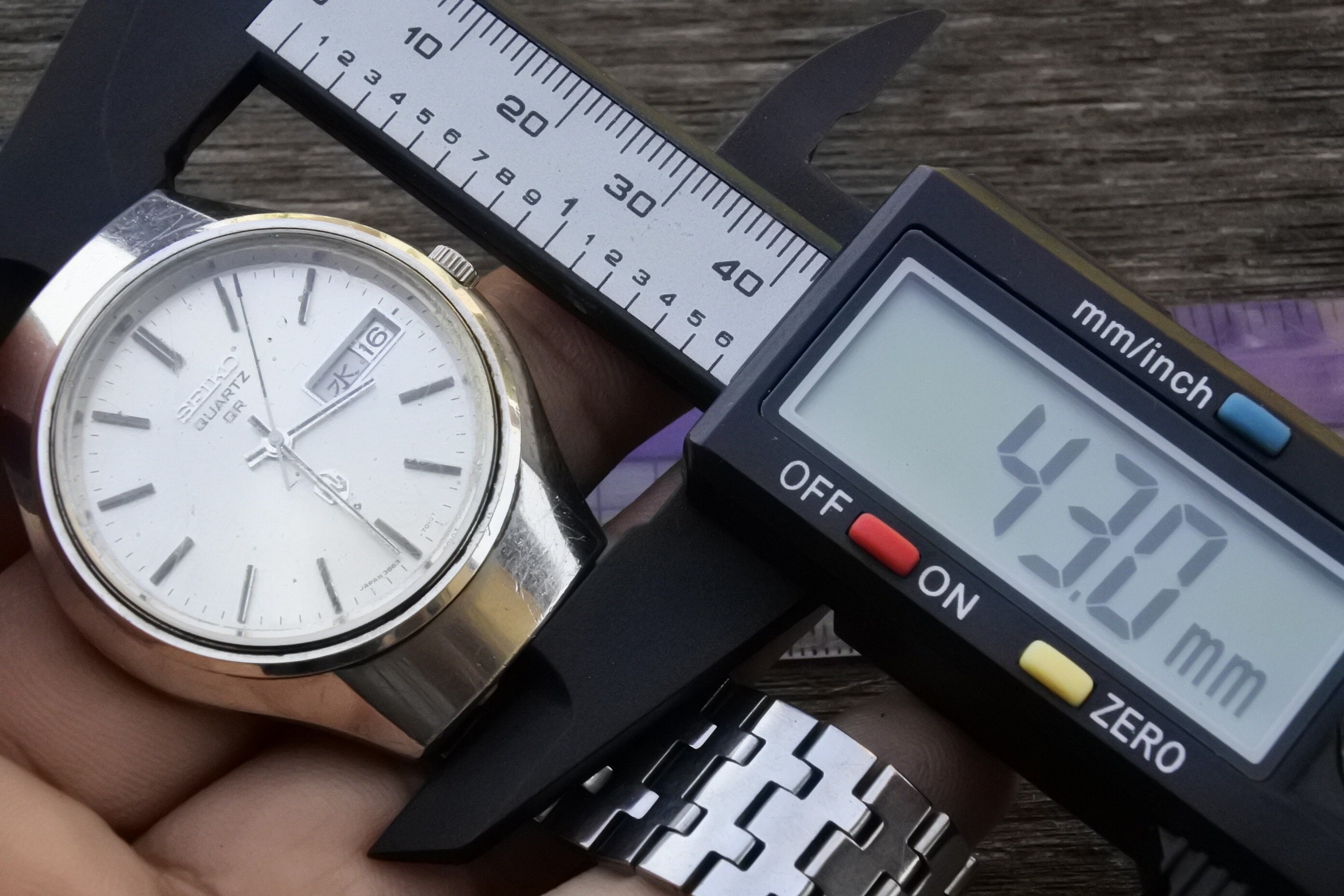 Vintage Seiko QR 3863 7010 White Dial Men Quartz Watch Japan Round 