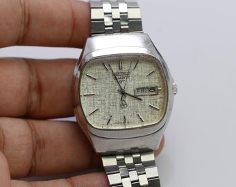 Vintage Seiko QT 0823 5020 Textured Dial Men Quartz Watch Japan