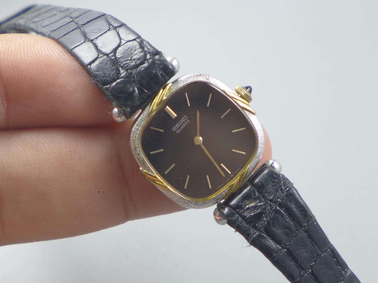 Vintage Seiko Gold Plate 1400 7020 Black Dial Lady Quartz Watch