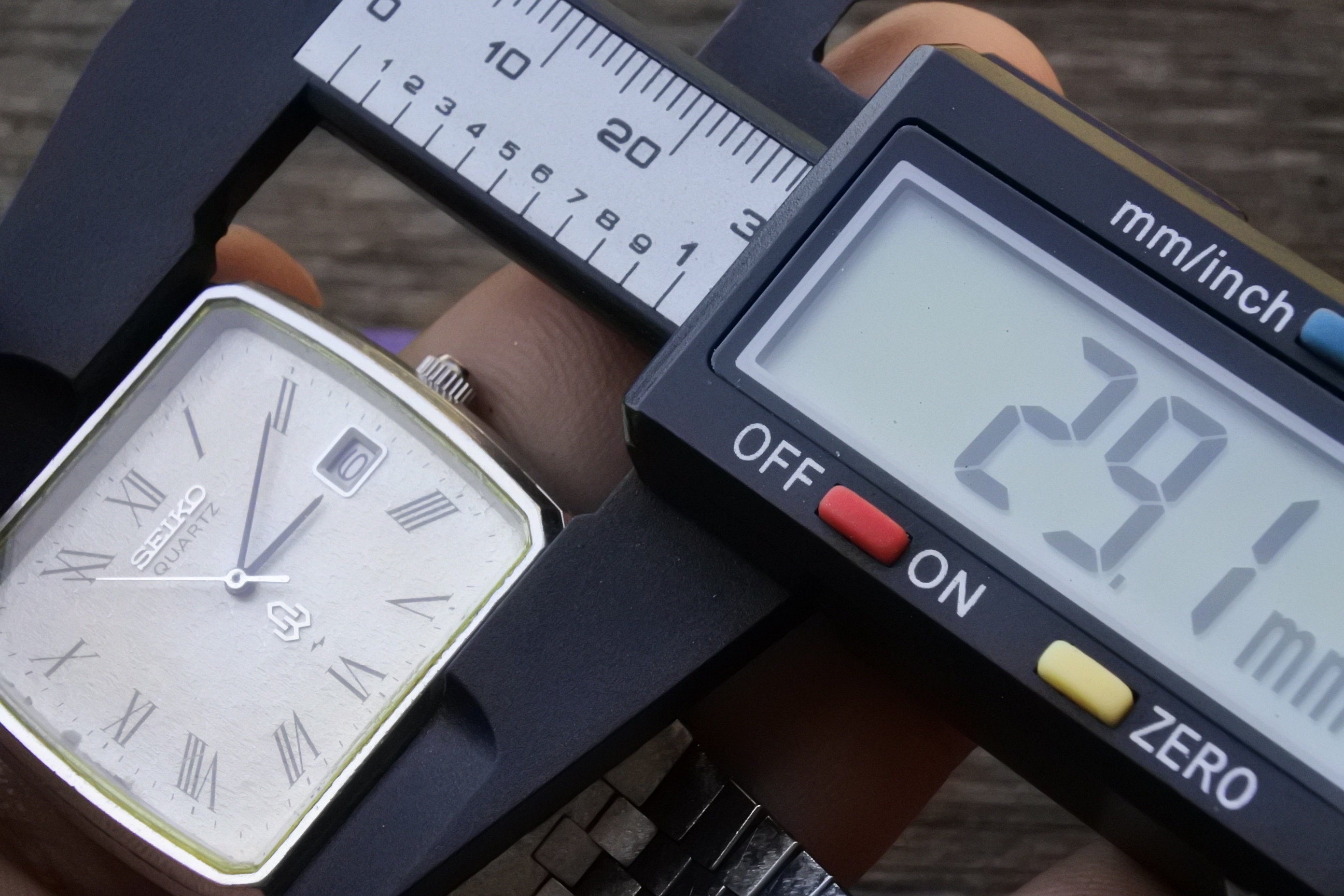 Vintage Seiko 0842 5010 Textured Dial Men Quartz Watch Japan