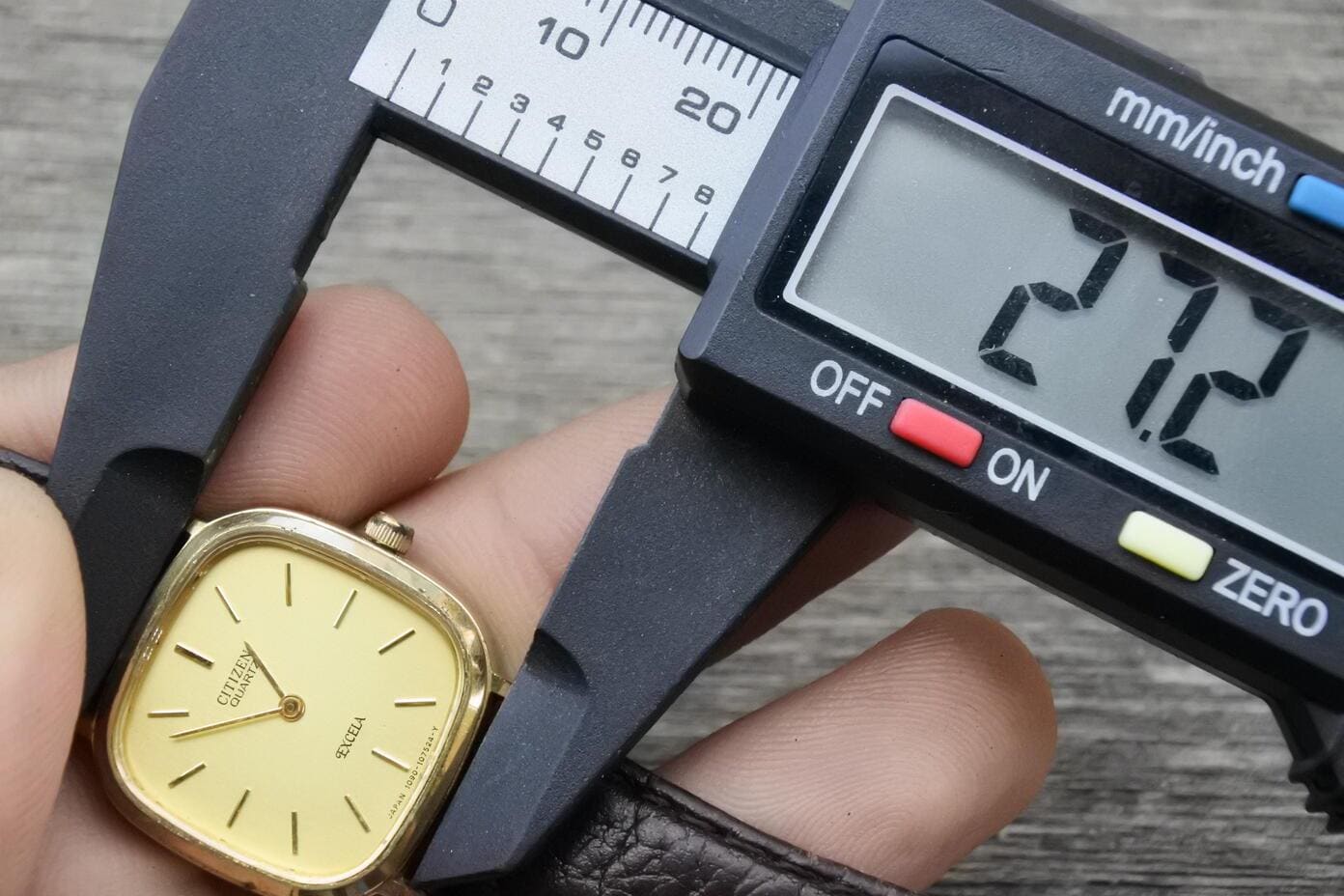 ヴィンテージ CITIZEN EXCELA ローマン文字盤 タンク 1982年製 Vintage Citizen Excela Yellow Dial Lady Quartz Watch Japan Cushion