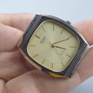 Vintage Seiko Dolce 5931 5450 NSAG Superhård legeringsboett. Herrkvartsklocka Japan JDM kuddformad 31 mm