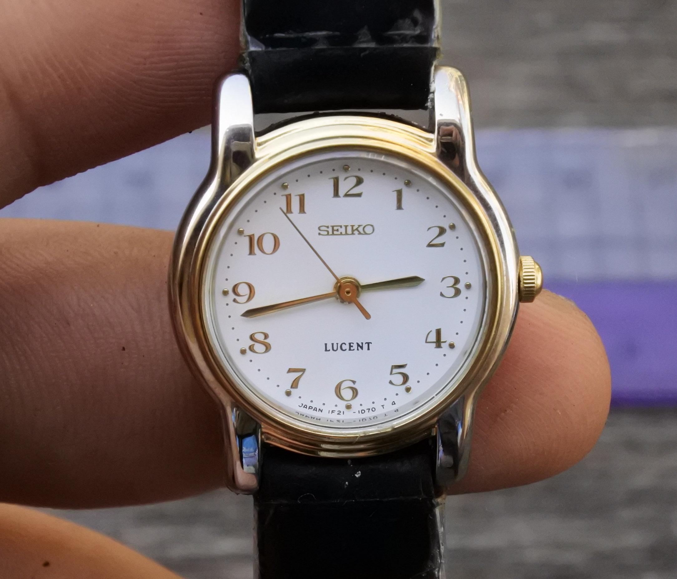 Vintage Seiko Lucent 1F21 0J80 White Dial Lady Quartz Watch Japan
