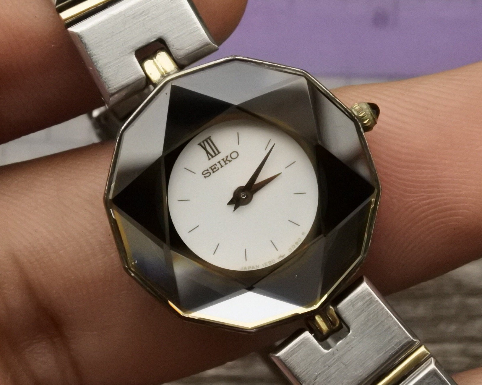 SEIKO 1E20-0D70 QZ 白 SS 不動 サファイヤ ヘキサゴン Vintage Seiko 1E20 0D70 White Dial Lady Quartz Watch Japan