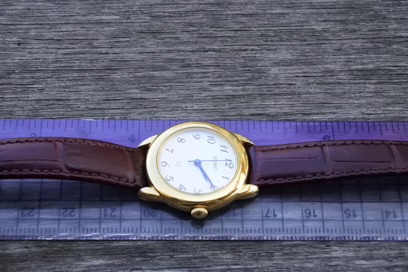 Vintage Seiko N 1F21 0050 White Dial Lady Quartz Watch Japan
