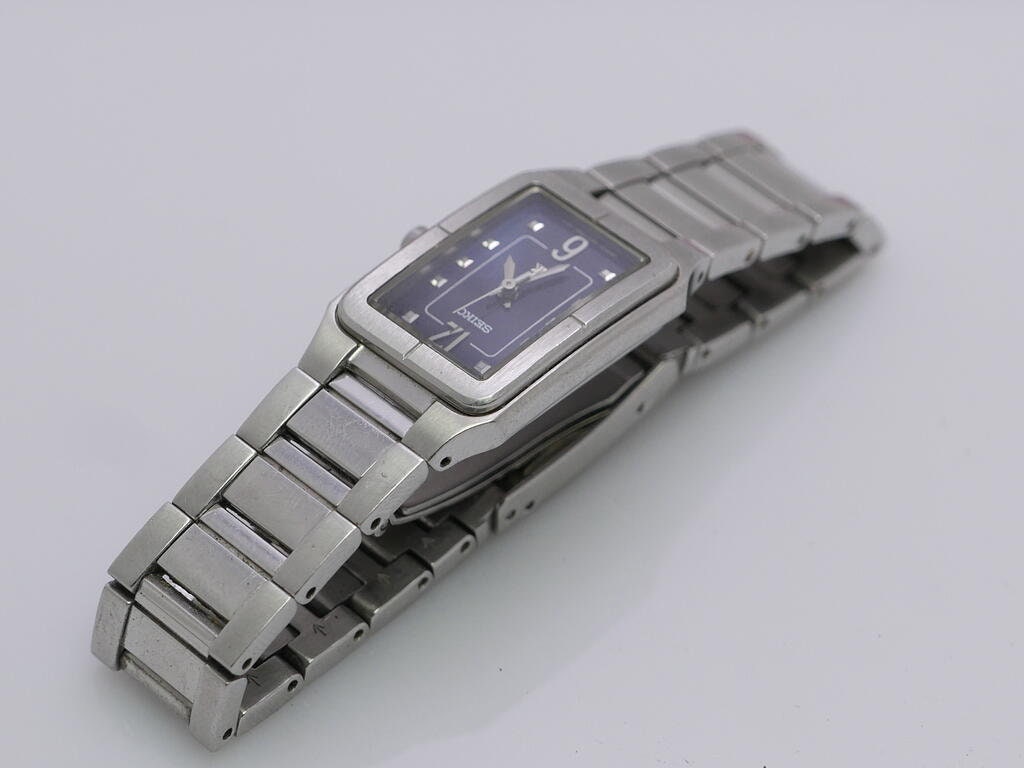 Vintage Seiko Lukia 1N01 0BZ0 Black Dial Lady Quartz Watch Japan