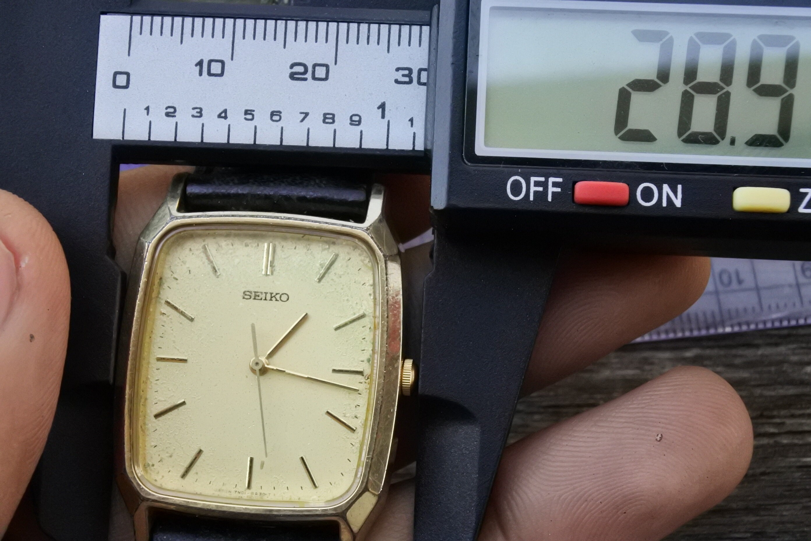 Vintage Seiko 7N01 5A30 Yellow Dial Men Quartz Watch Japan Square 