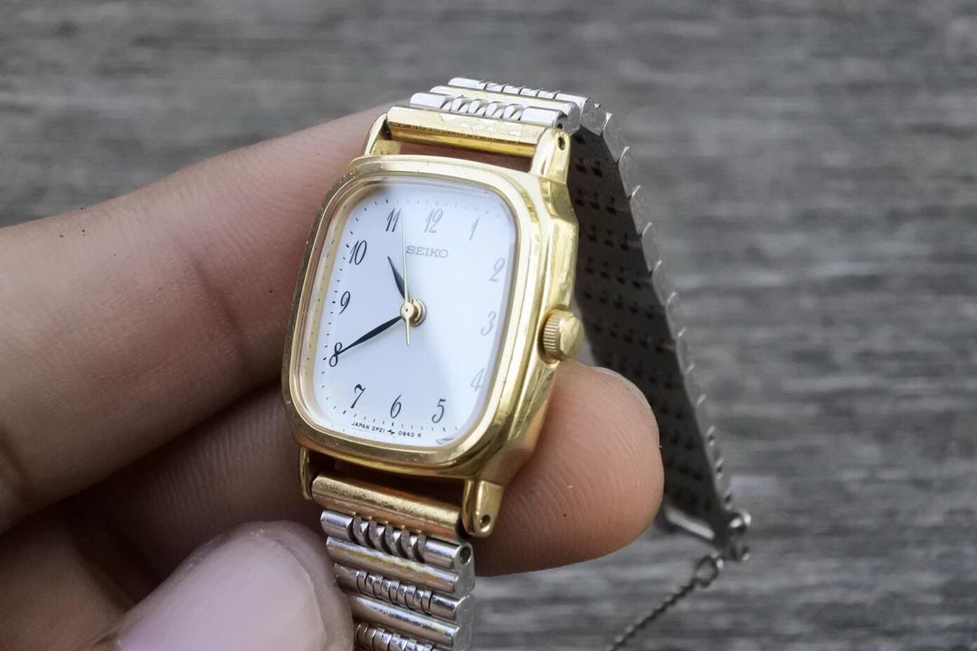 Vintage Seiko 2P21 5320 White Dial Lady Quartz Watch Japan Cushion