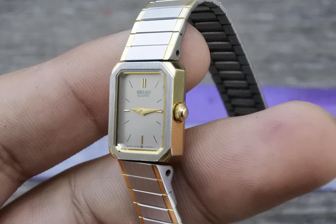 Vintage Seiko Tiny 1E20 5520 Gray Dial Lady Quartz Watch Japan