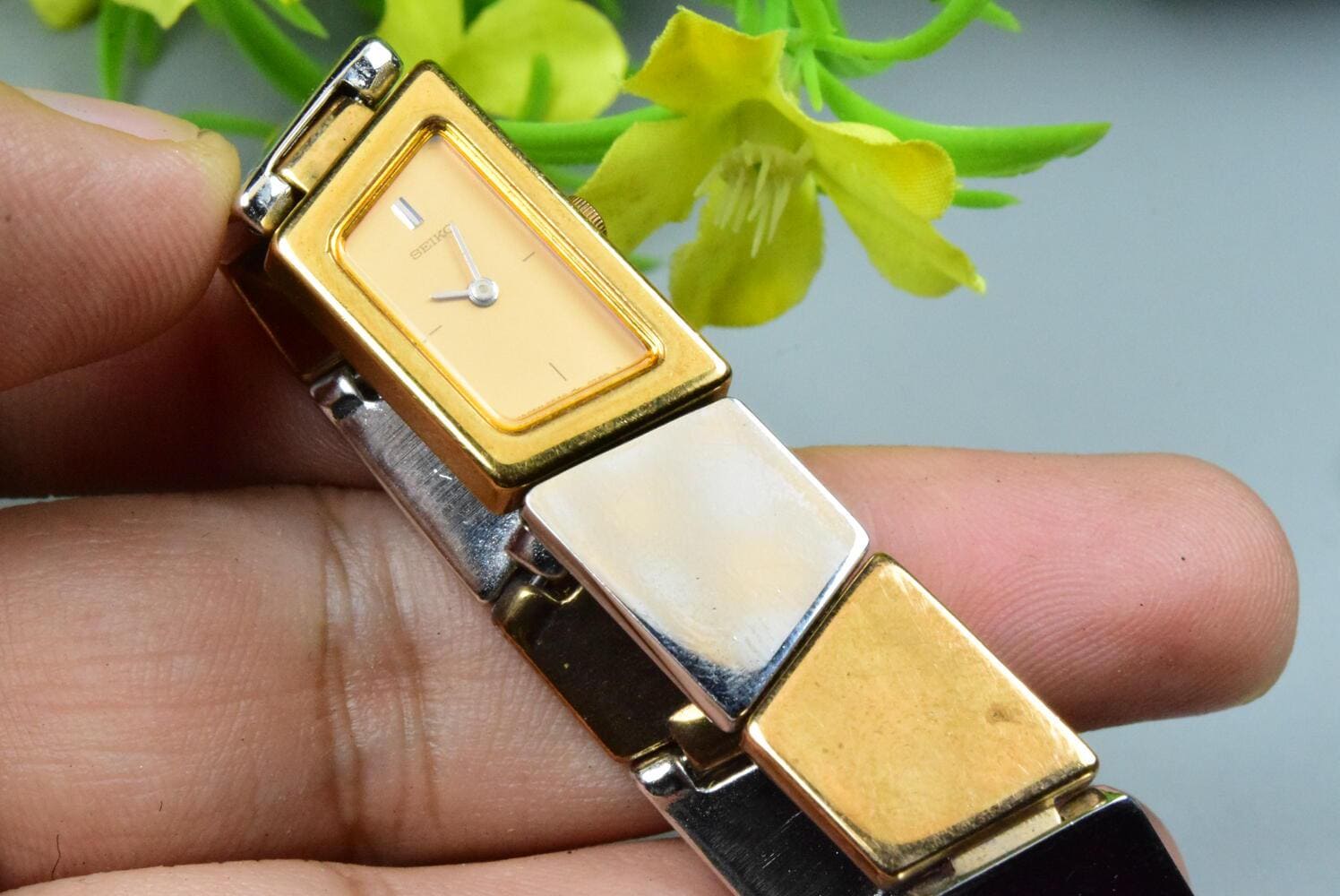 Vintage Seiko 2E20 5610 Yellow Dial Lady Quartz Integrated