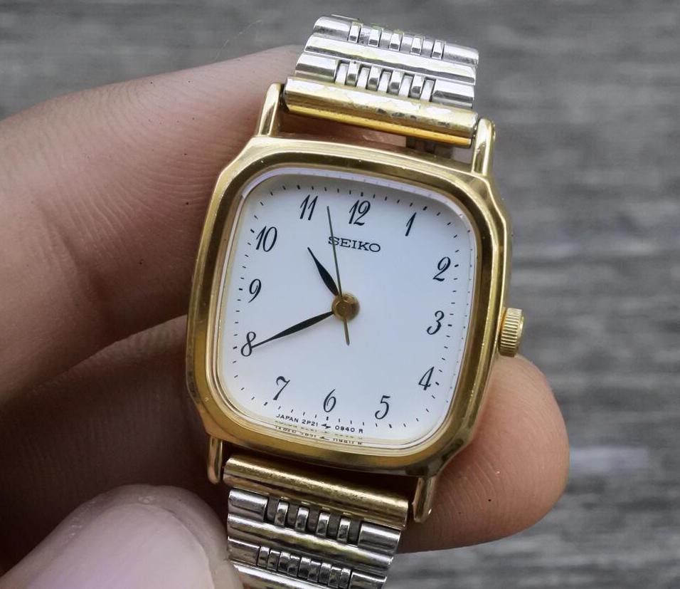 Vintage Seiko 2P21 5320 White Dial Lady Quartz Watch Japan Cushion