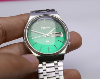 Vintage Ricoh Riquartz Kanji Date Green Dial Men Quartz Wrist