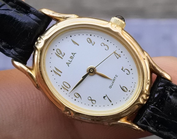 Vintage Alba V401 5910 White Dial Lady Quartz Watch Japan Oval