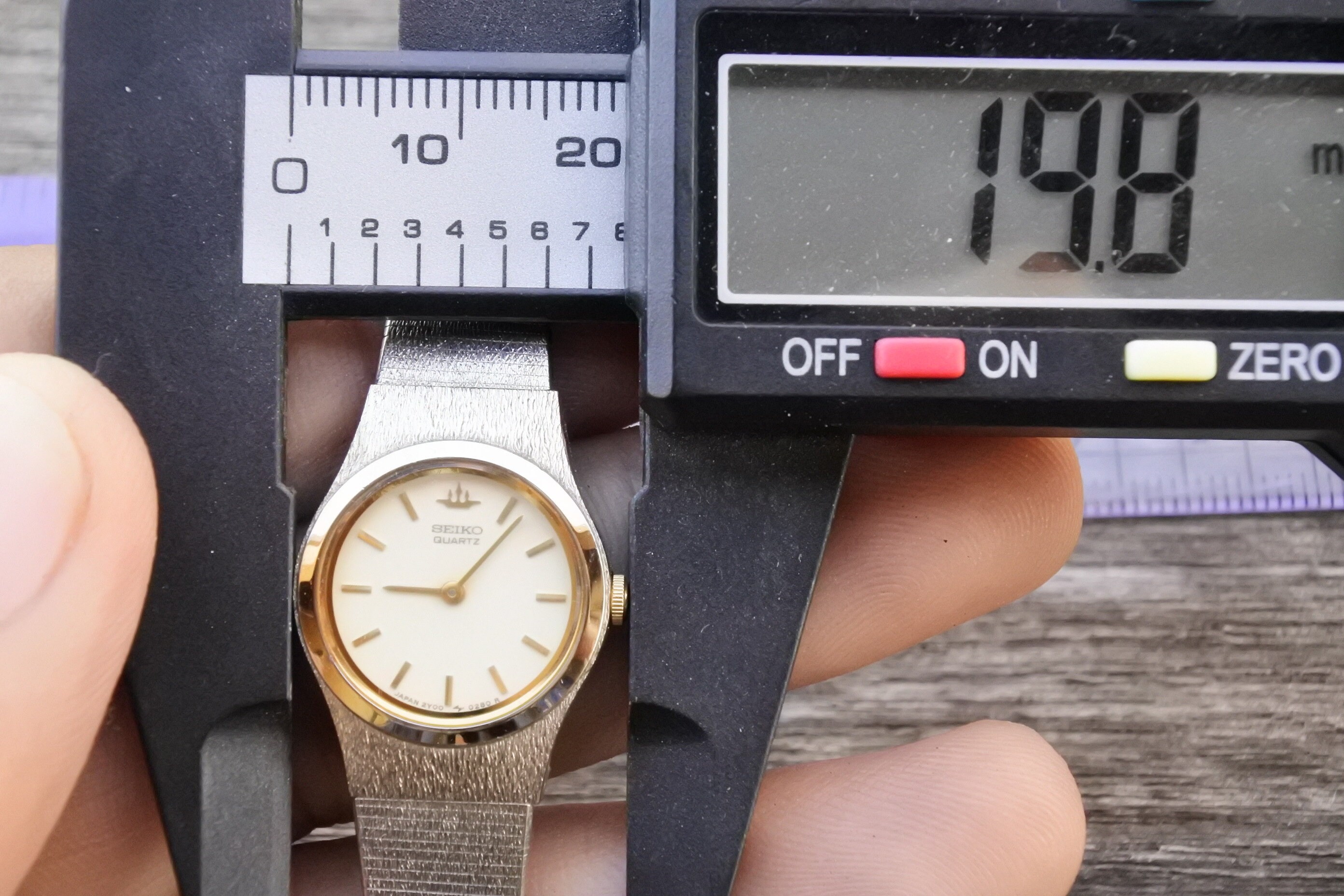 Vintage Seiko Galaxy 2Y00 0310 Tiny Lady Quartz Watch Japan Round