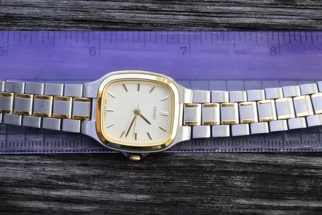 Vintage Seiko Gold Plated 3F31 5020 Textured Dial Lady Quartz