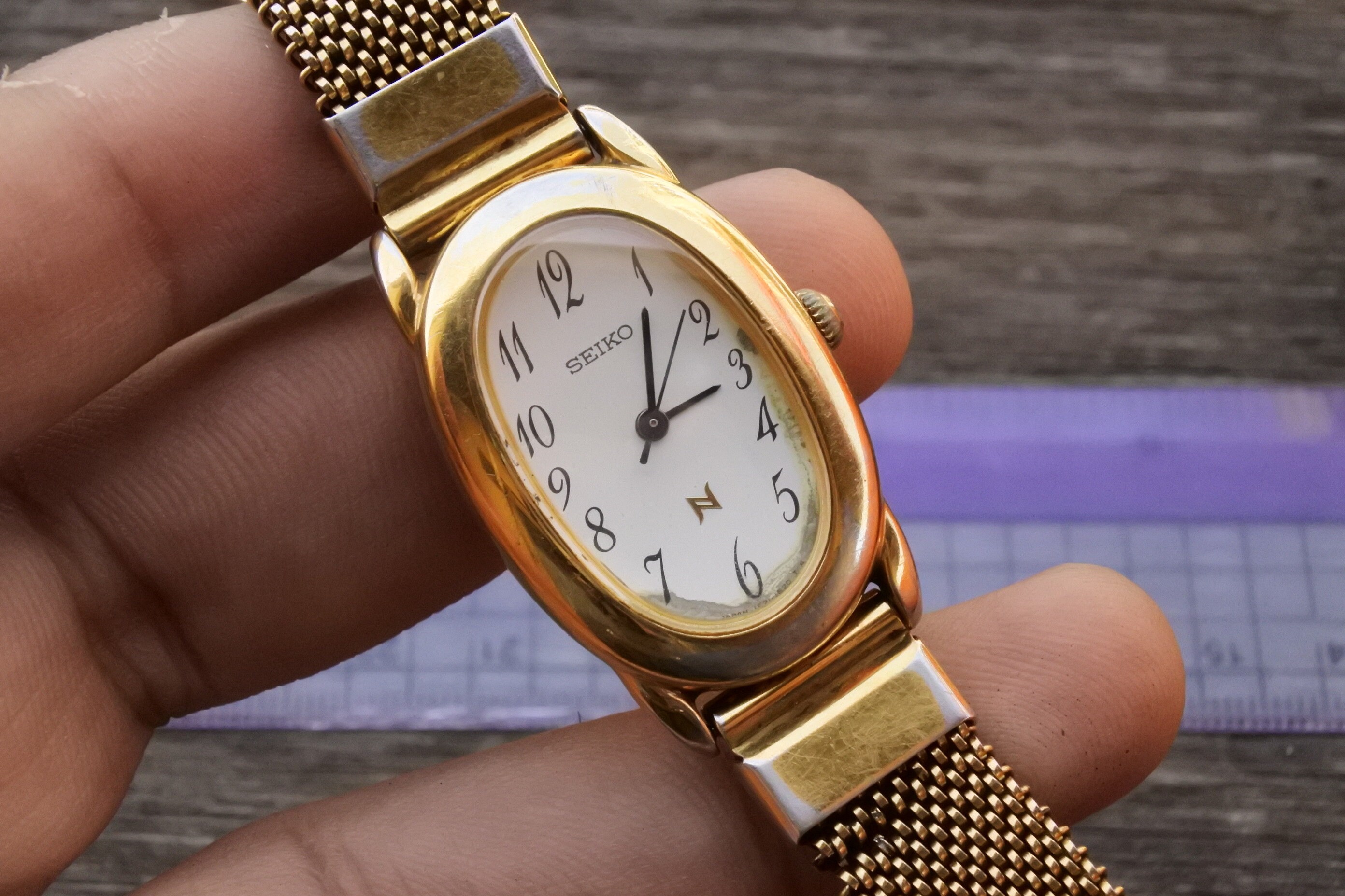 Vintage Seiko 1F21 5B70 White Dial Lady Quartz Watch Japan