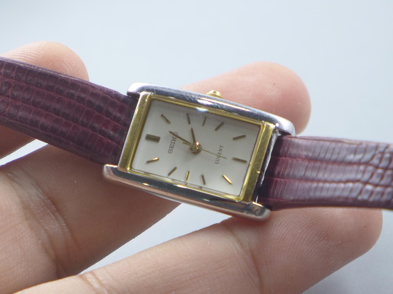Vintage Seiko Lucent 1F21 5000 Creamy Dial Lady Quartz Watch Japan