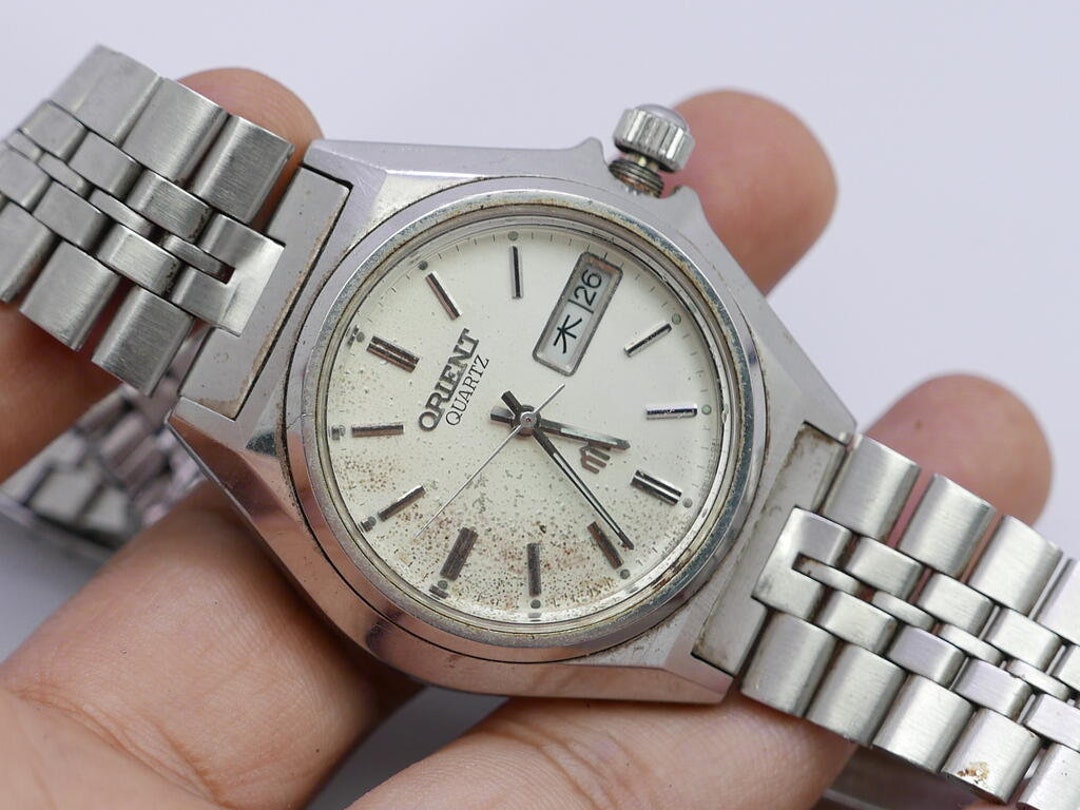 Vintage Orient KANJI DATE White Dial Men Quartz Watch Japan Round