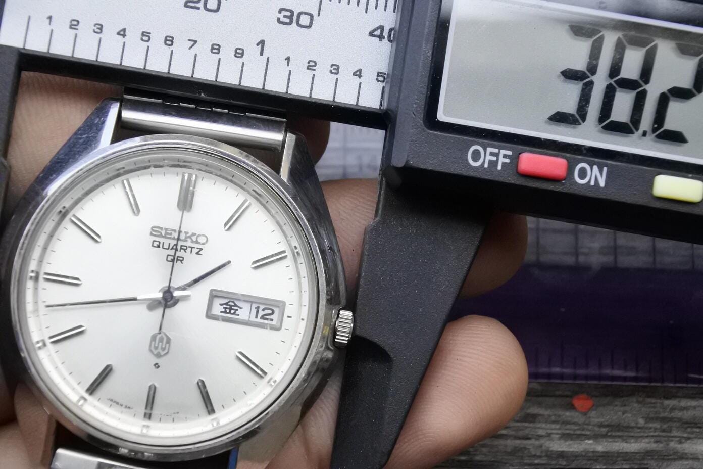 Vintage Seiko QR 3863 7001 White Dial Men Quartz Watch Japan Round