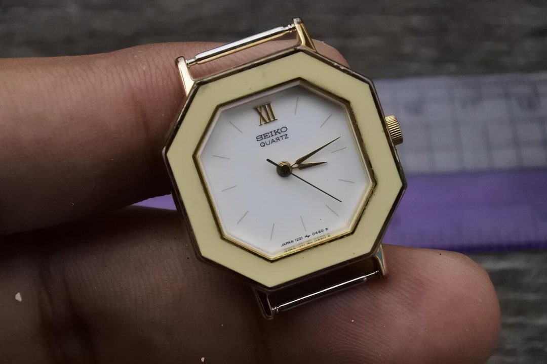 Vintage Seiko Gold Plate 1221 5300 White Dial Lady Quartz Watch