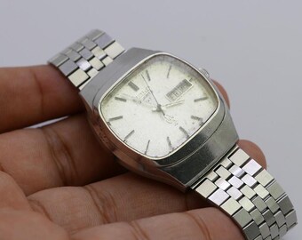 Vintage Seiko QT 0823 5020 Textured Dial Men Quartz Watch Japan