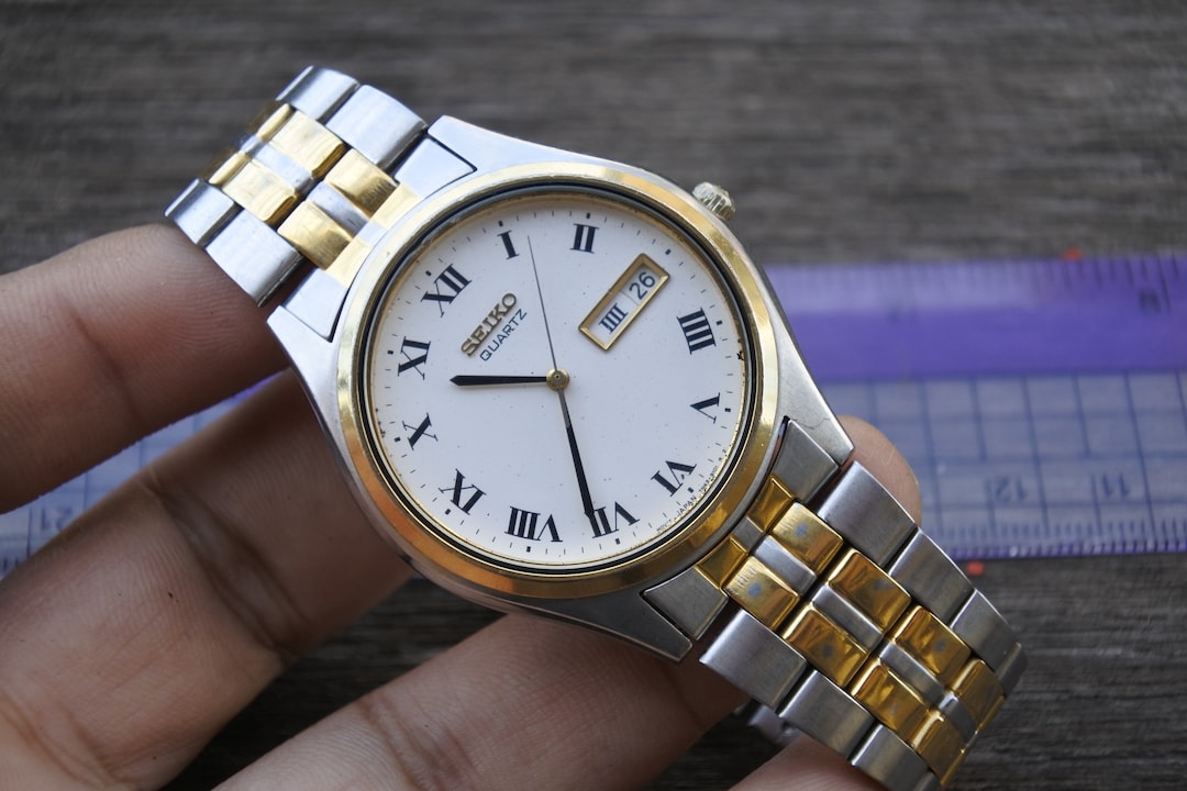 Vintage Seiko 7N43 9041 Roman Numeric Dial Men Quartz Wristwatch