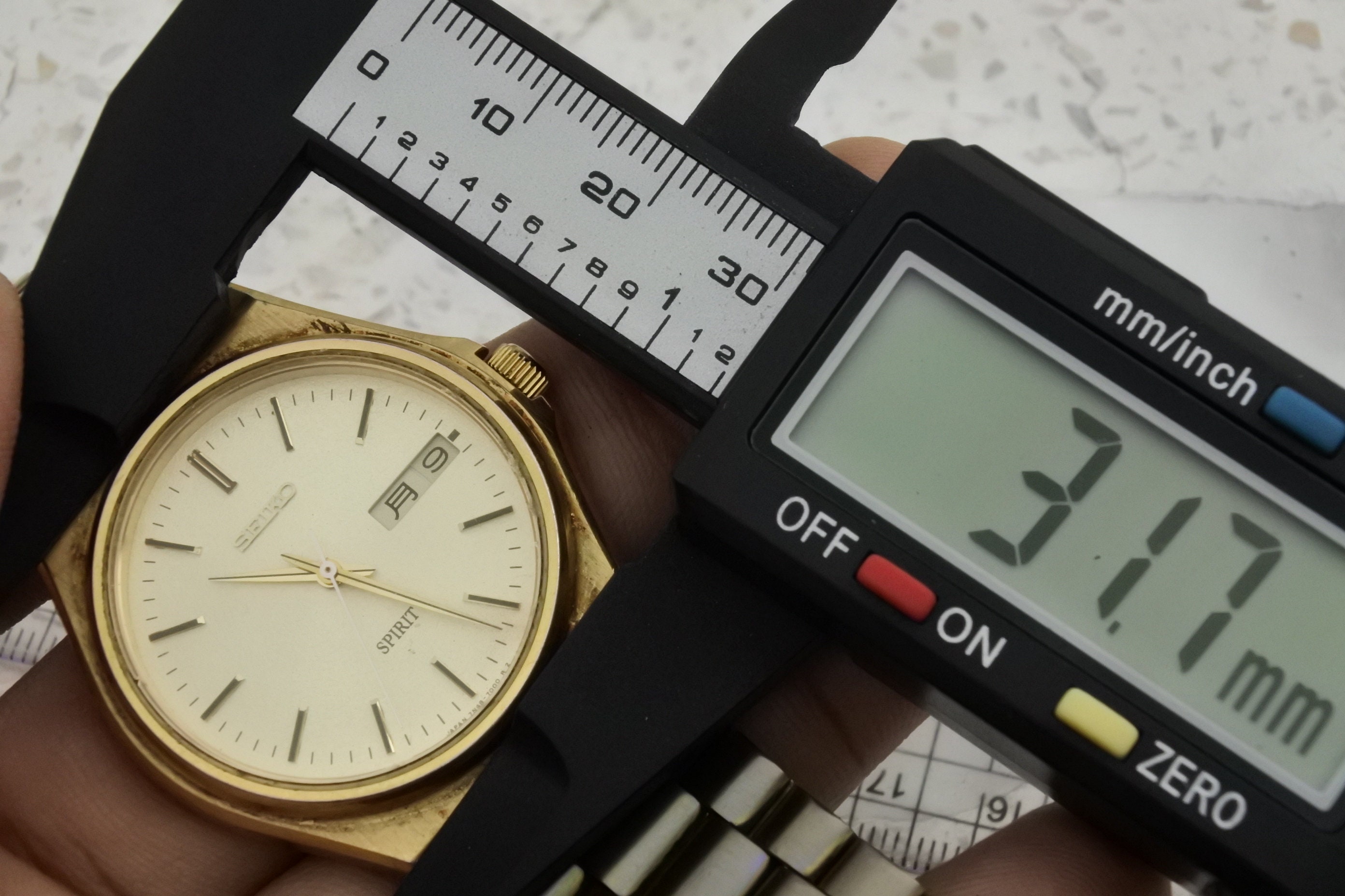 SEIKO SPIRIT 7N48-7000 QUARTZ メンズ Vintage Seiko Spirit 7N48 7000 Yellow Dial Men Quartz Watch Japan