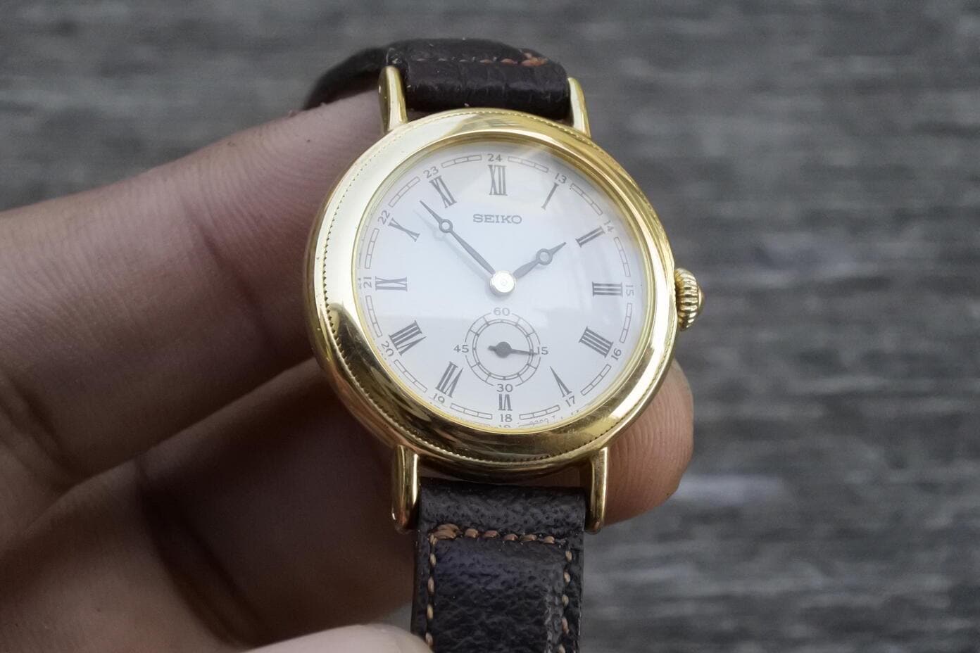Vintage Seiko 2G38 010A Roman Numeral Dial Lady Quartz Watch Japan