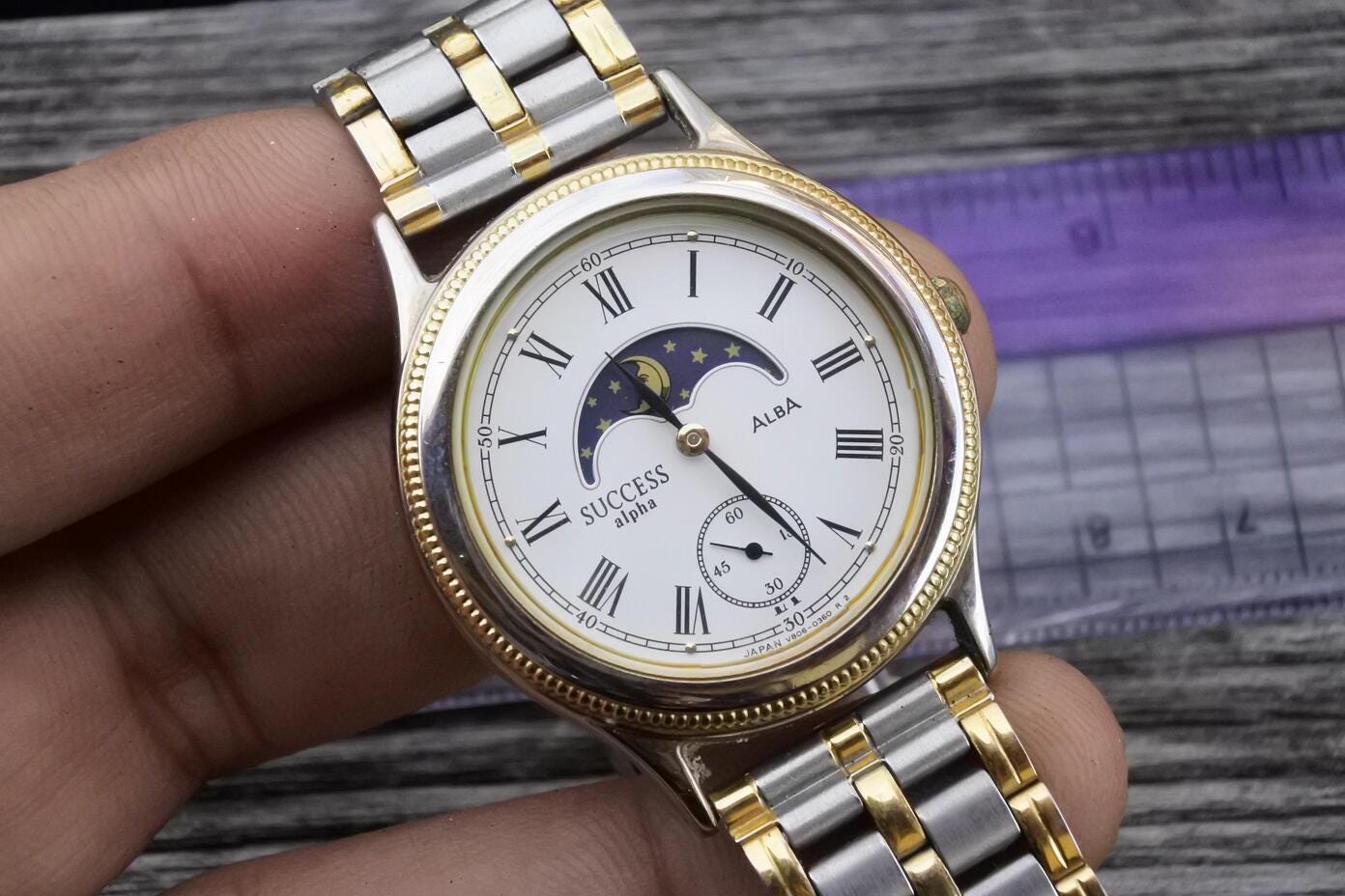 Vintage Alba Urban V806 0200 Sun Moon Dial Unisex Quartz Vintage Alba Urban V806 0200 Sun Moon Dial Unisex Quartz