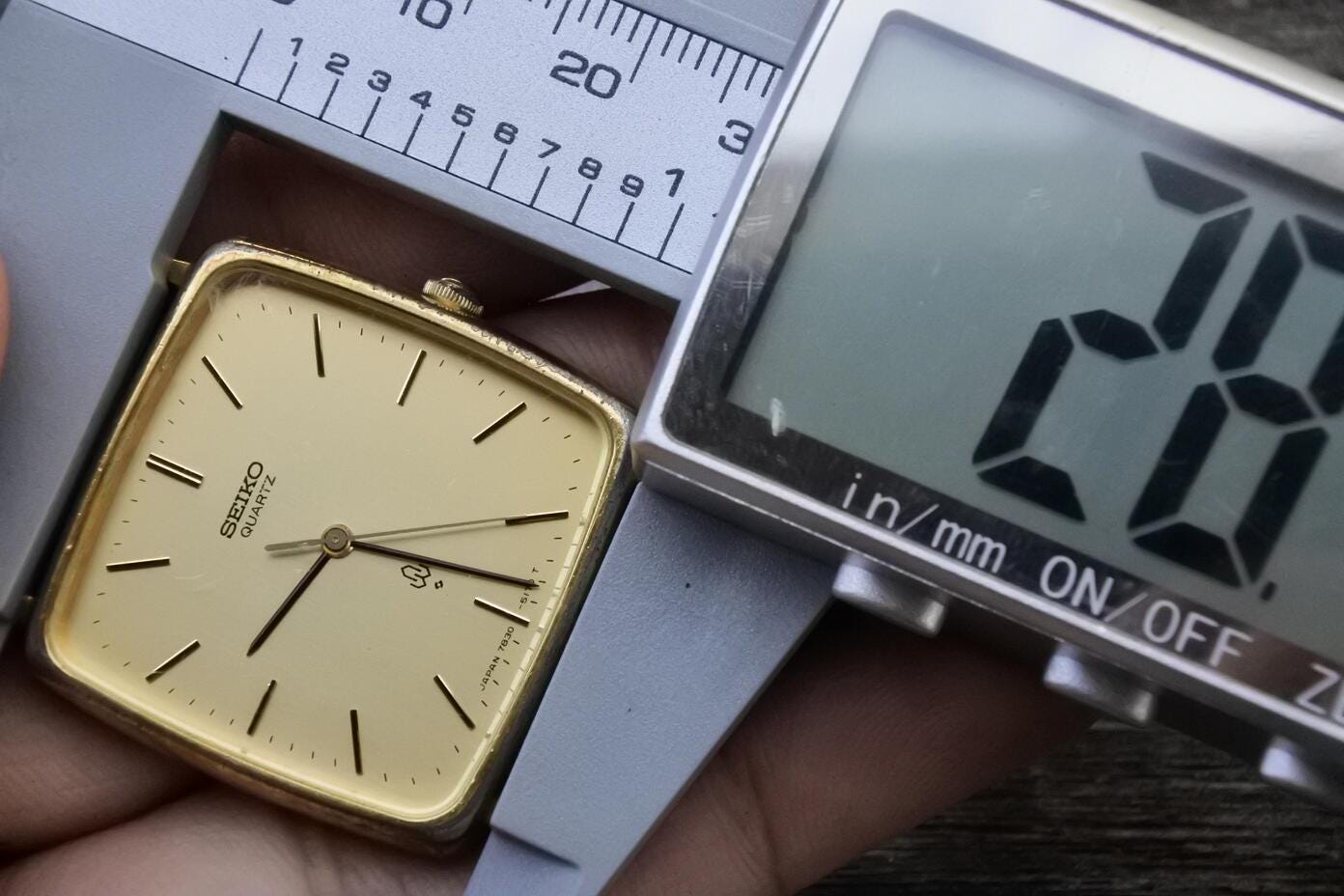 SEIKO QUARTZ スクエア型メンズクオーツ時計 7830-5140 SEIKO QUARTZ スクエア型メンズクオーツ時計 7830-5140