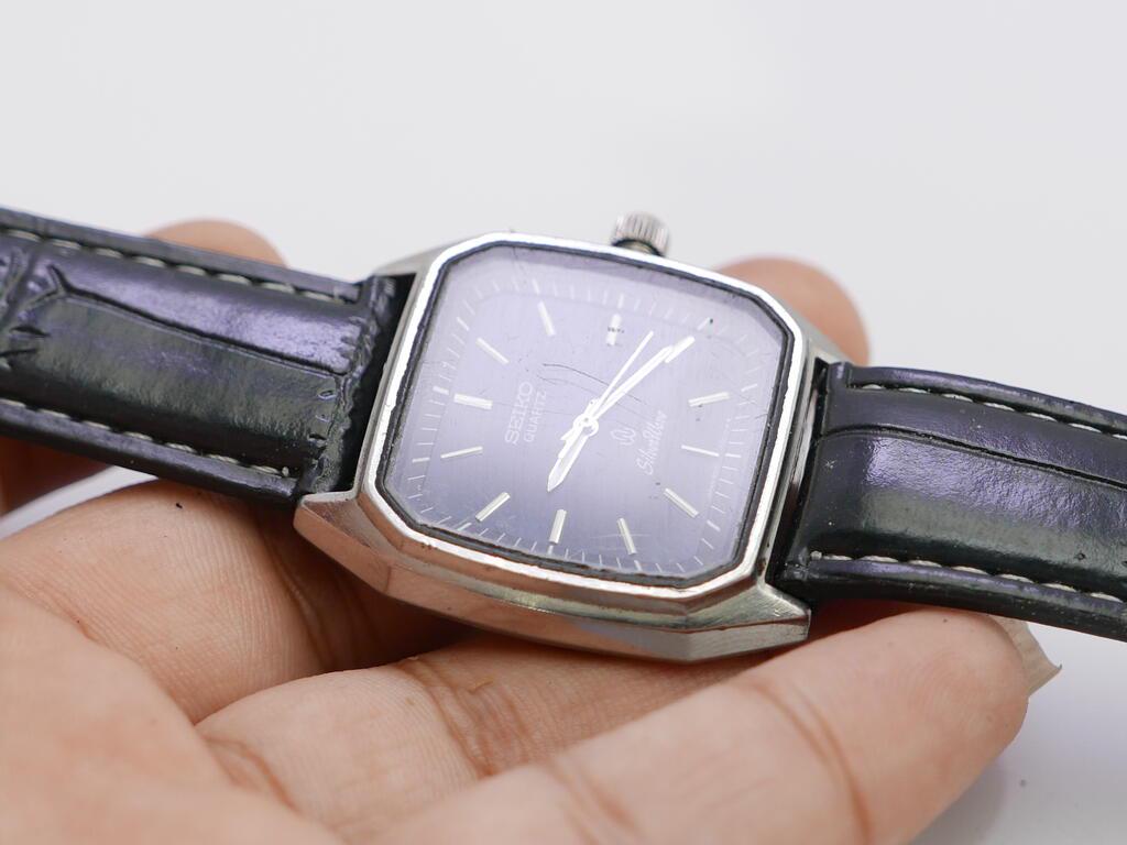 Vintage Seiko Silverwave 8221 500A Black Dial Men Quartz Watch