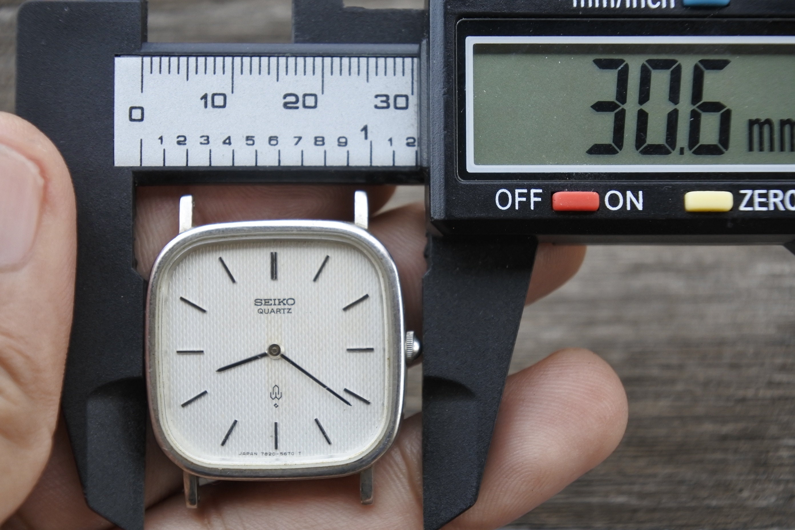 【希少/動作品】SEIKO シャリオ クォーツ 7820-5490 ホワイト ヴィンテージ セイコー 7820 5490 テクスチャード ダイヤル メンズ