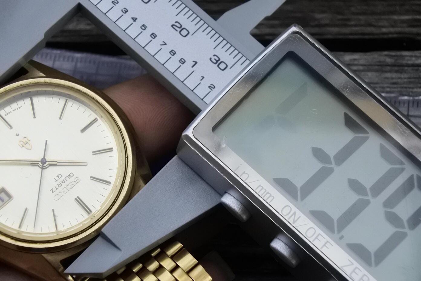 Vintage Seiko QT 3802 7031 Yellow Dial Men Quartz Watch Japan