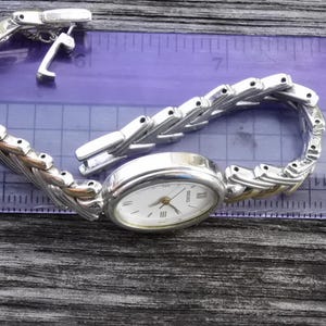 Vintage Seiko 1221 5930 Roman Numeral Dial Lady Quartz Watch Japan Oval Shape 19mm