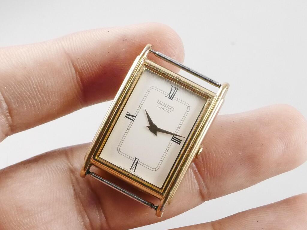 Vintage Seiko 2C20 5570 Roman Numeric Dial Lady Quartz Watch Japan Vintage Seiko 2C20 5570 Roman Numeric Dial Lady Quartz Watch Japan