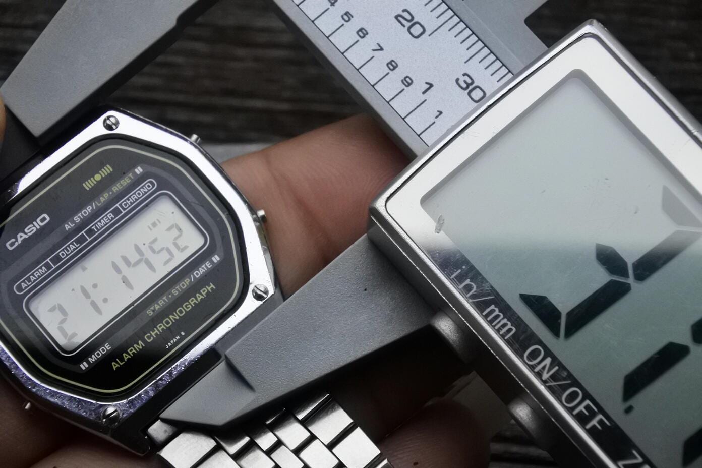 Vintage Casio 145 SA 52 Slim LCD DIGITAL Men Quartz Watch Japan