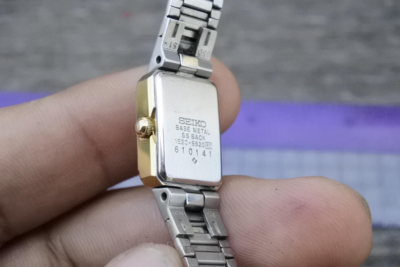 Vintage Seiko Tiny 1E20 5520 Gray Dial Lady Quartz Watch Japan