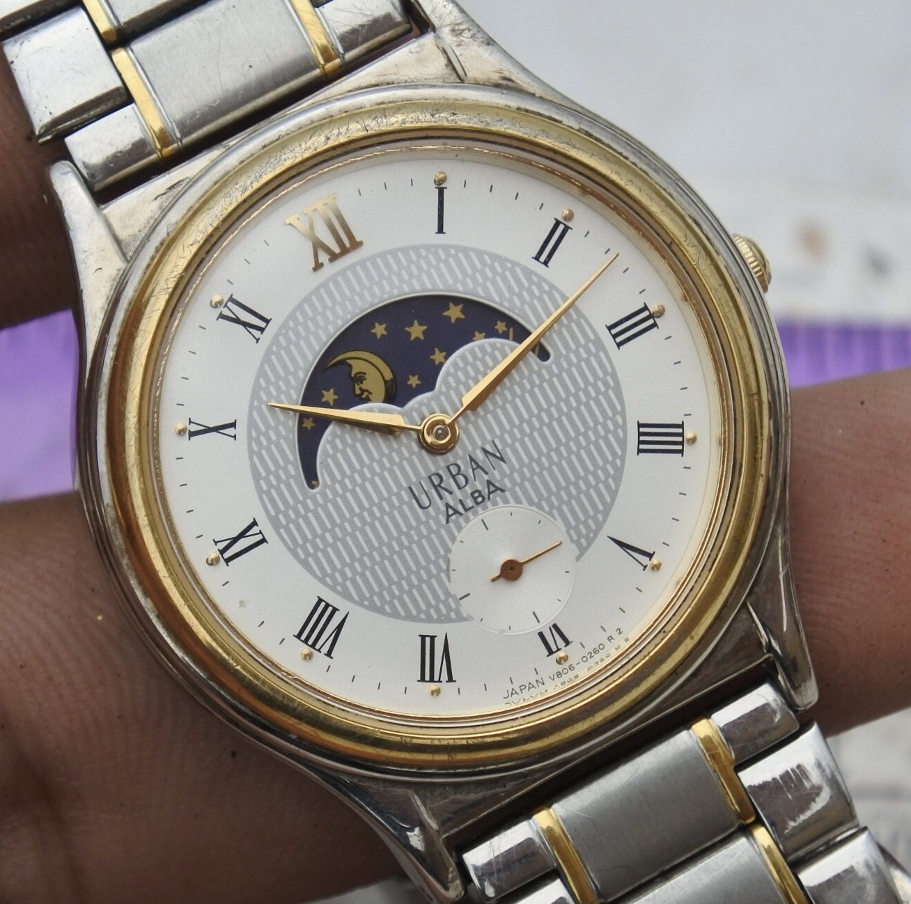 Vintage Alba Urban V806 0140 Sun Moon Dial Unisex Quartz