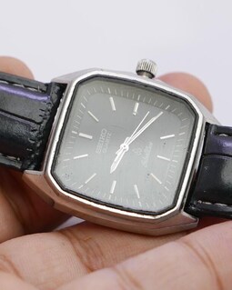 Vintage Seiko Silverwave 8221 500A Black Dial Men Quartz Watch 