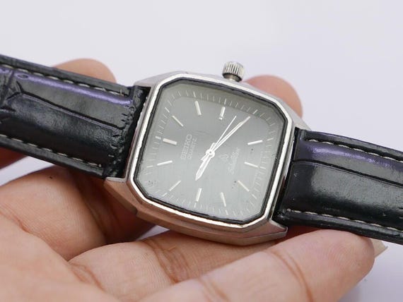 Vintage Seiko Silverwave 8221 500A Black Dial Men Quartz Watch