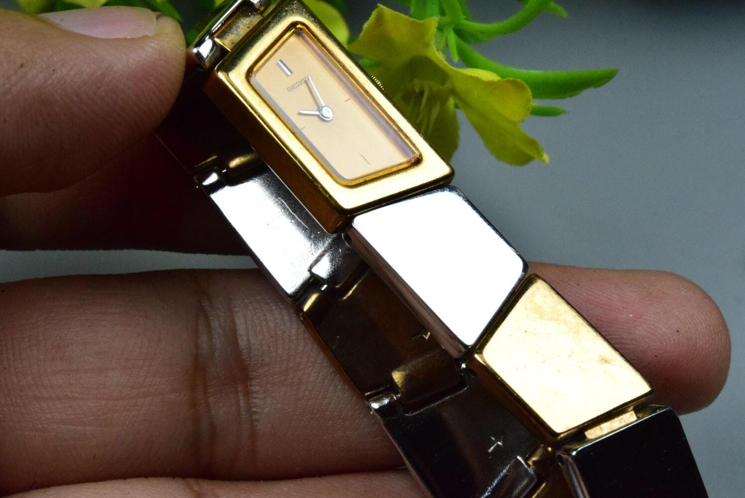 【稼働品】SEIKO 2E20-5610 コンビカラー ブレス腕時計 QZ 上品 Vintage Seiko 2E20 5610 Yellow Dial Lady Quartz Integrated