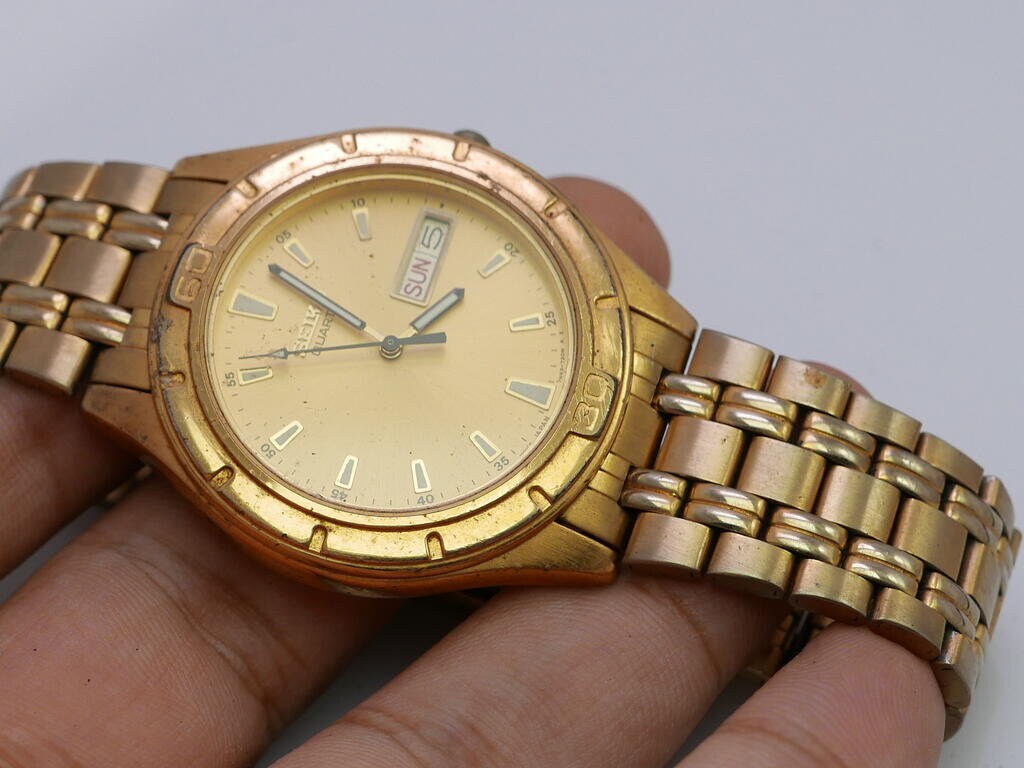 Vintage Seiko 7N43 7111 Yellow Dial Men Quartz Watch Japan Round
