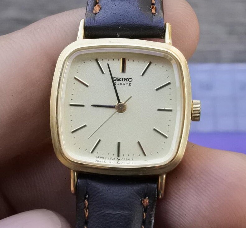 SEIKO QUARTZ セイコー　アンティーク時計 1987年製 JAPAN Vintage Seiko Year 1987 1221 5490 Yellow Dial Lady Quartz Watch