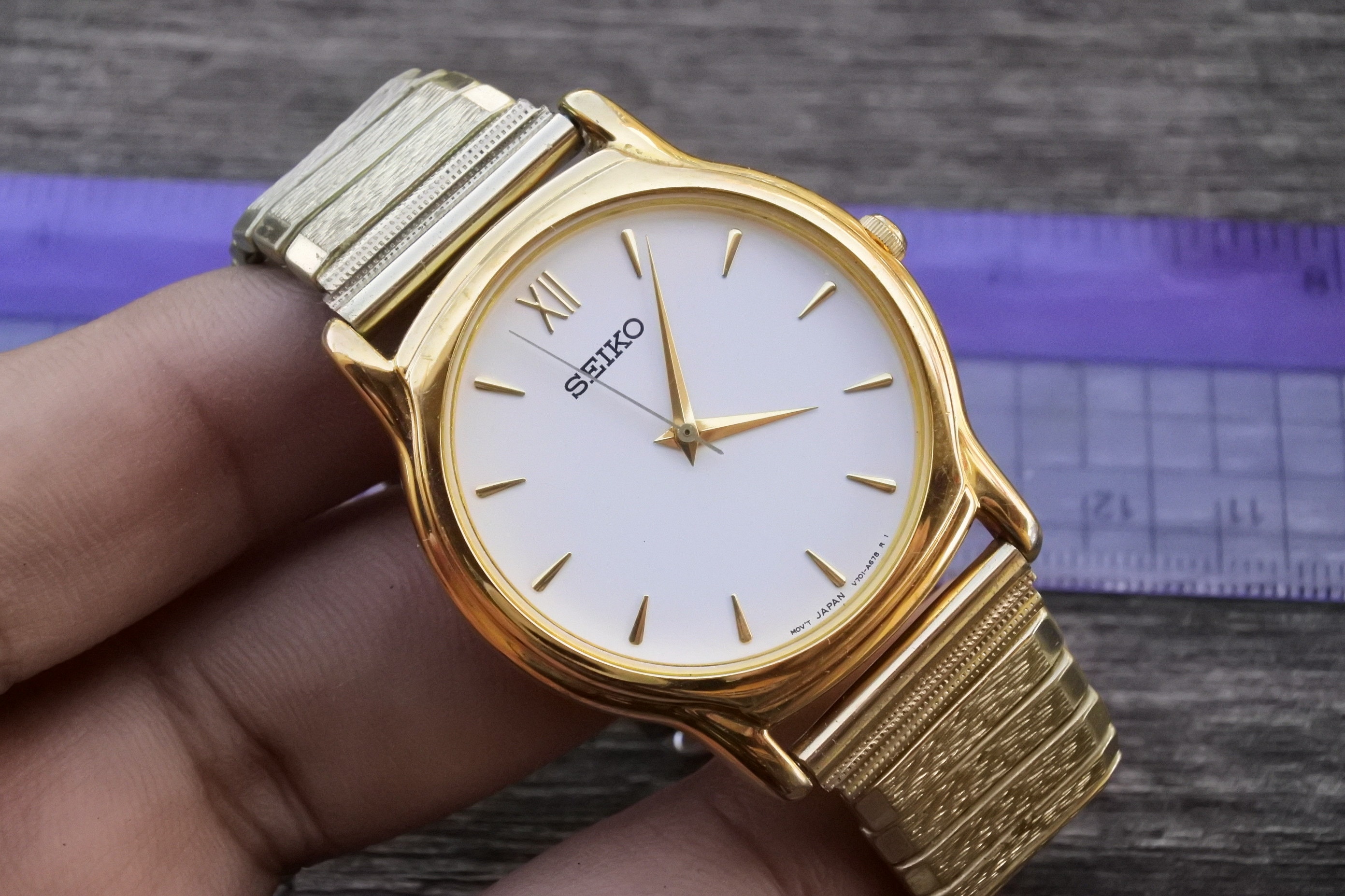 Vintage Seiko V701 A100 White Dial Men Quartz Watch Japan Round