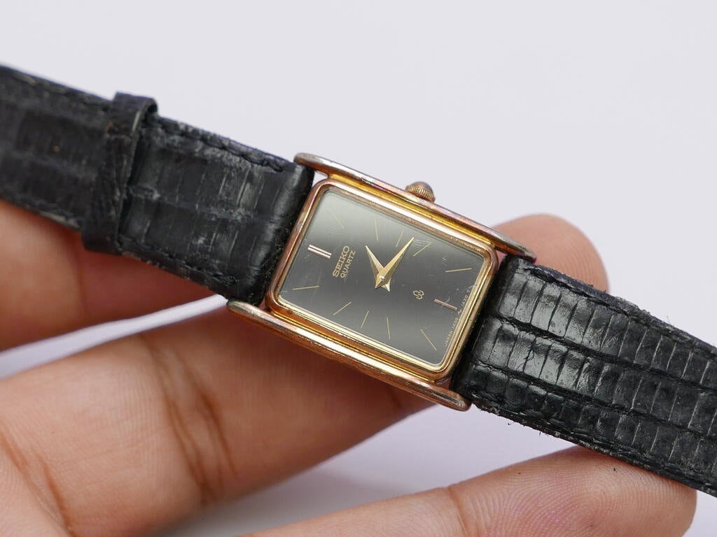 Vintage Seiko Gold Plated 1400 5790 Black Dial Lady Quartz